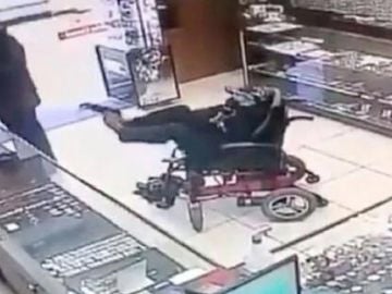 Un joven en silla de ruedas intenta atracar una joyería con una pistola en los pies en Brasil 
