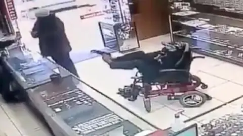 Un joven en silla de ruedas intenta atracar una joyería con una pistola en los pies en Brasil Un joven en silla de ruedas intenta atracar una joyería con una pistola en los pies en Brasil