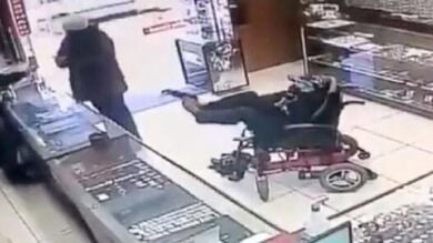 Un joven en silla de ruedas y sordomudo intenta atracar una joyería con una pistola en los pies en Brasil 