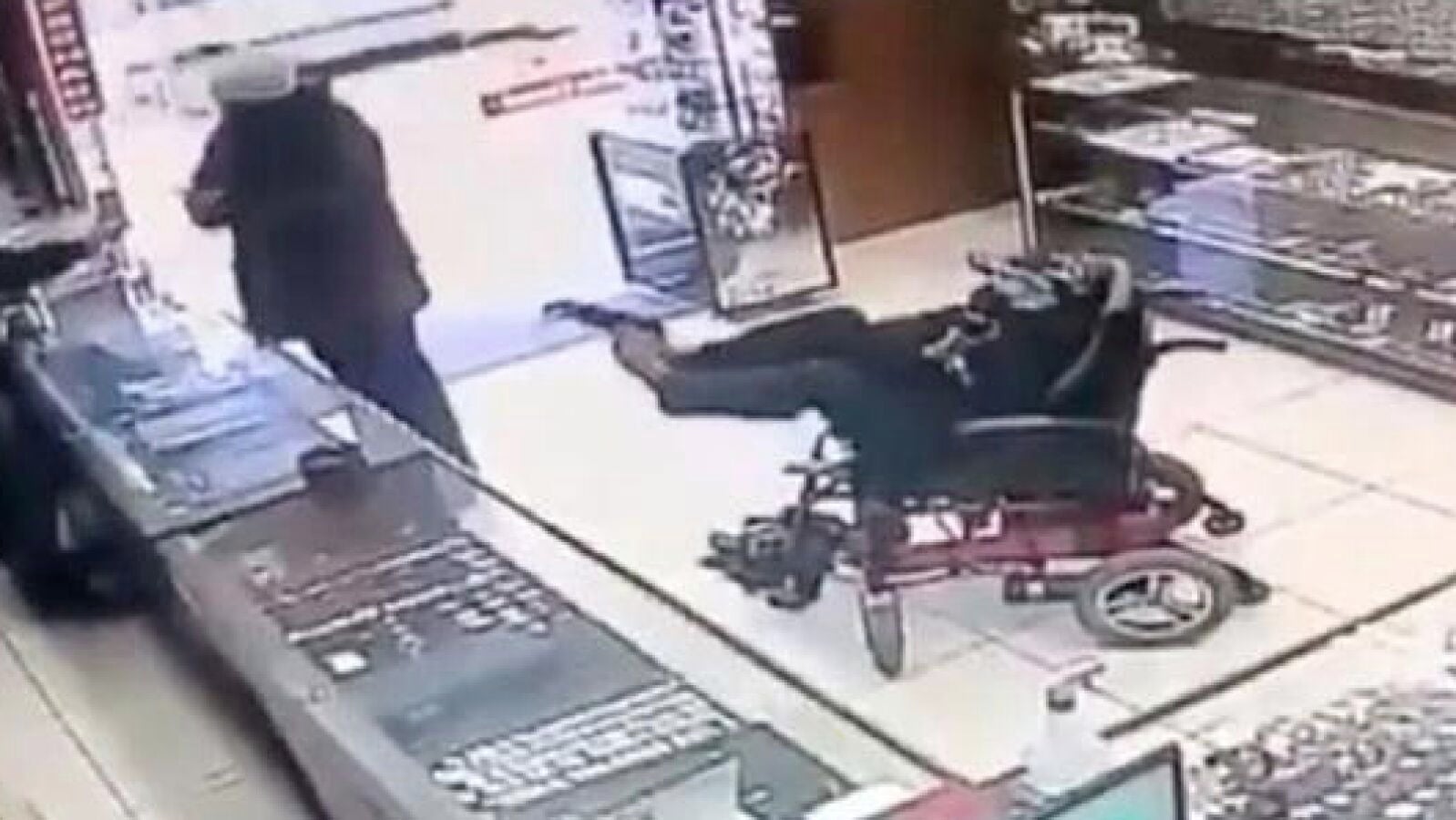 Un joven en silla de ruedas y sordomudo intenta atracar una joyería con una pistola en los pies en Brasil 