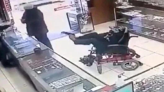 Un joven en silla de ruedas intenta atracar una joyería con una pistola en los pies en Brasil Un joven en silla de ruedas intenta atracar una joyería con una pistola en los pies en Brasil