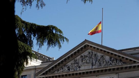 La bandera ondea a media asta en el Congreso en la primera jornada de luto