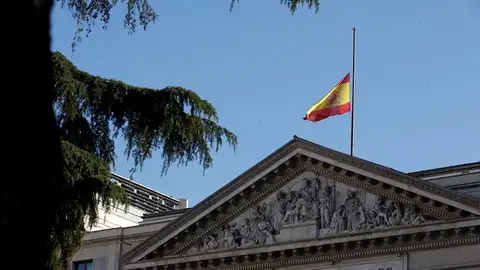 La bandera ondea a media asta en el Congreso en la primera jornada de luto La bandera ondea a media asta en el Congreso en la primera jornada de luto