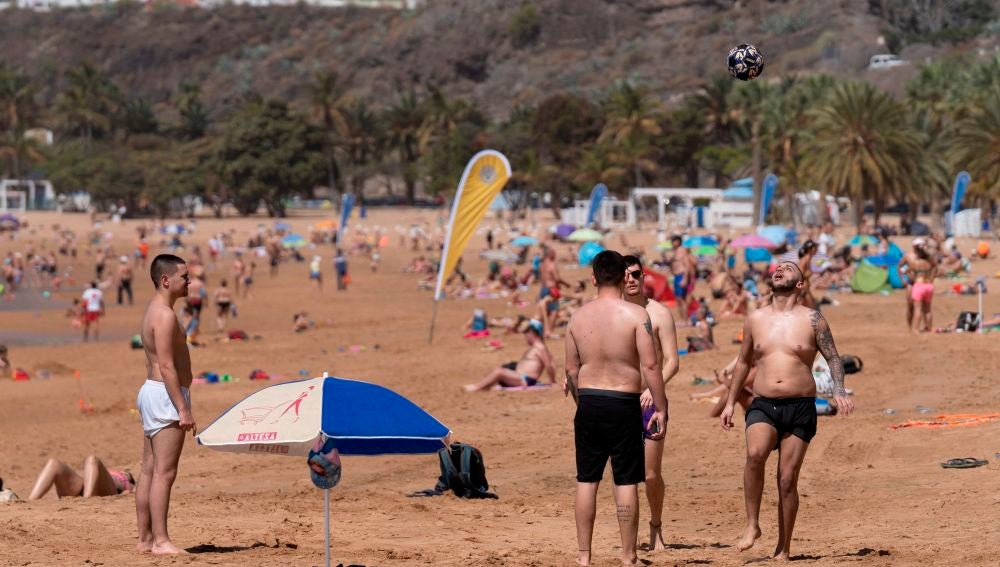 ientos de personas disfrutan de una jornada en la playa de Las Teresitas