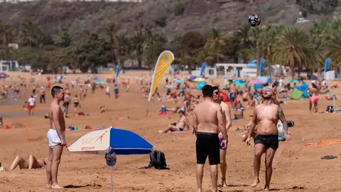 ientos de personas disfrutan de una jornada en la playa de Las Teresitas ientos de personas disfrutan de una jornada en la playa de Las Teresitas