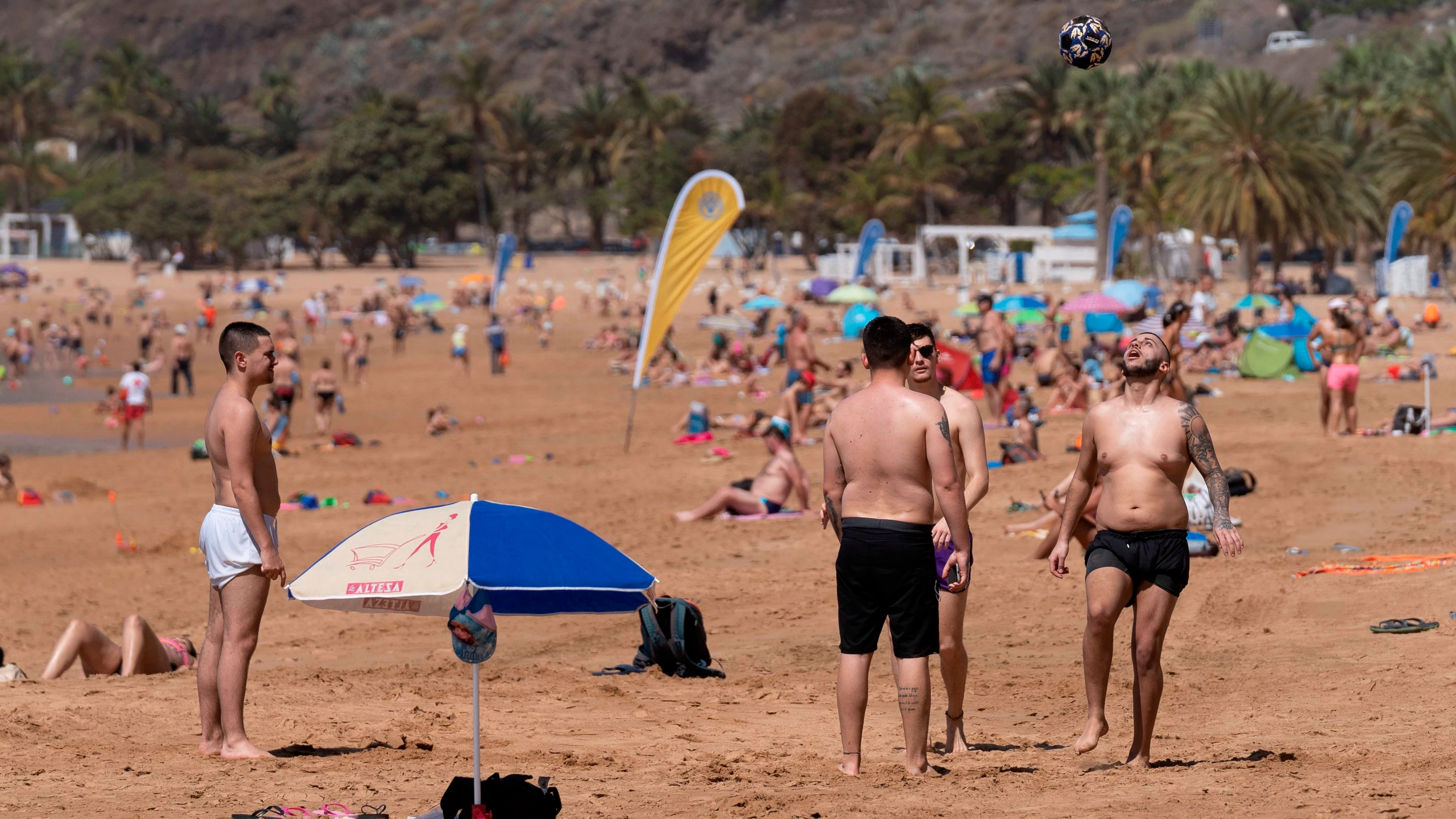 ientos de personas disfrutan de una jornada en la playa de Las Teresitas ientos de personas disfrutan de una jornada en la playa de Las Teresitas
