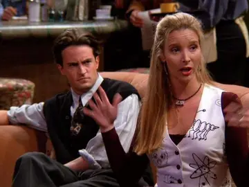 Chandler y Phoebe en 'Friends' Chandler y Phoebe en 'Friends'