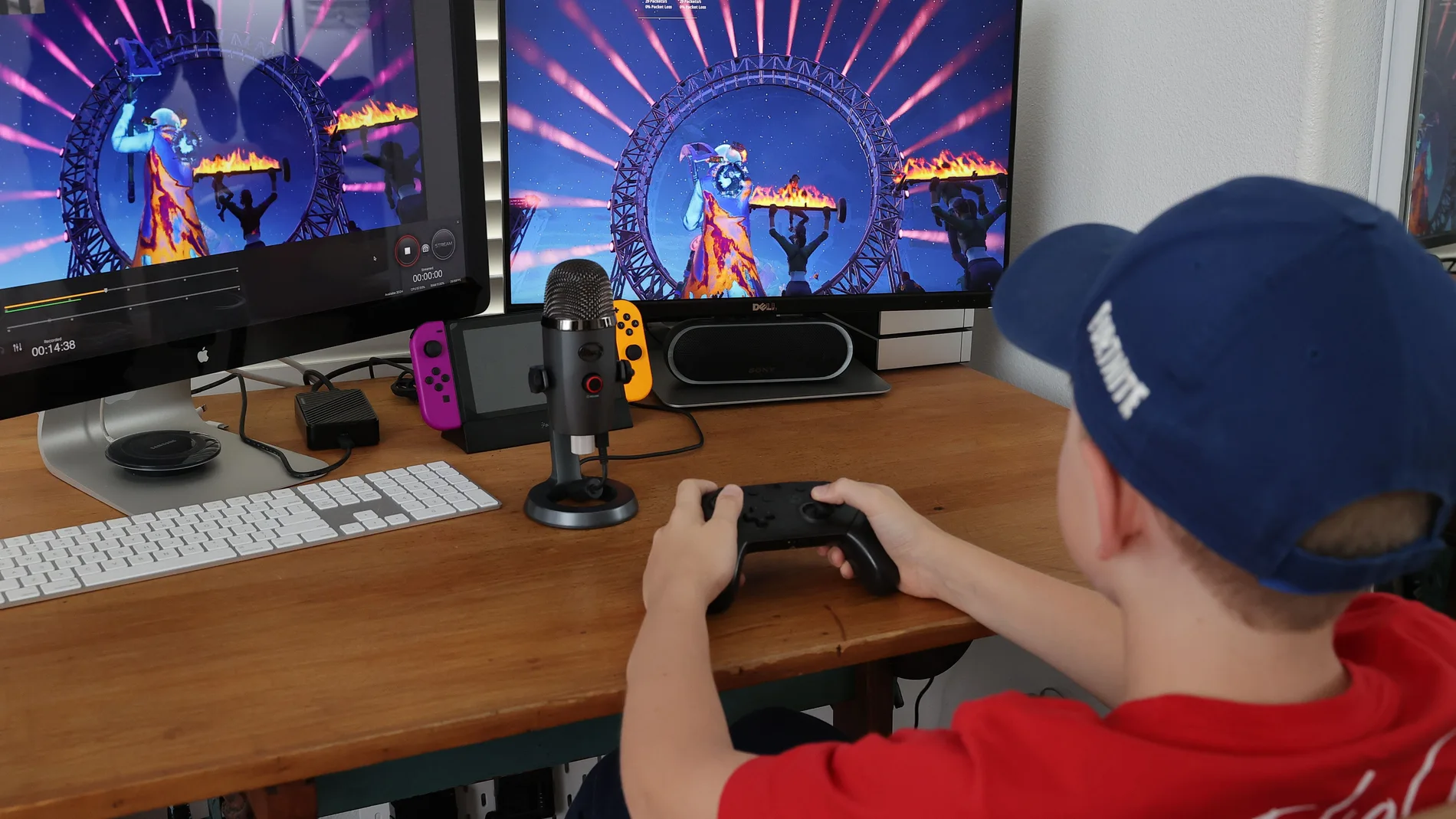 Niño jugando a Fortnite Niño jugando a Fortnite