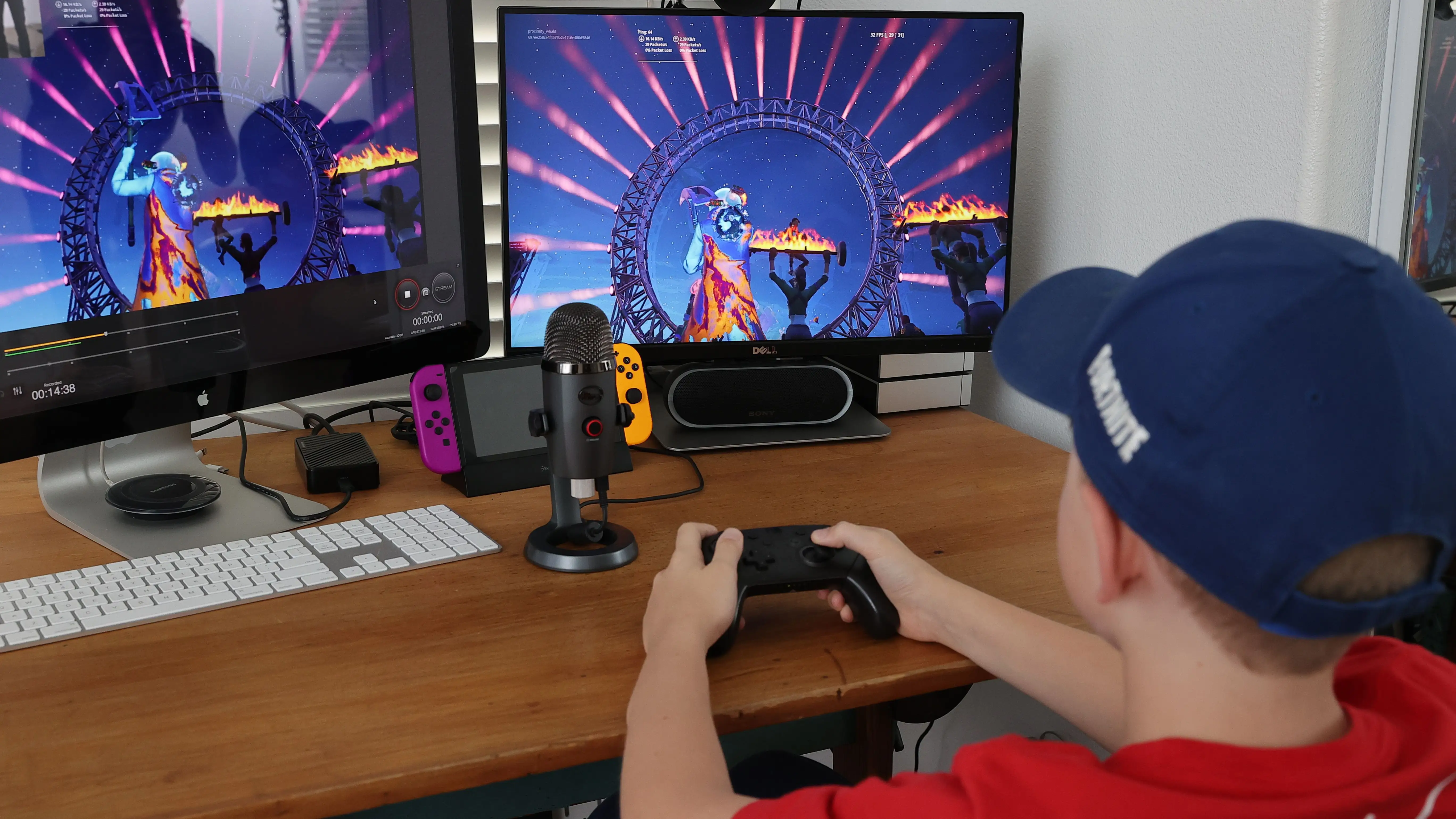 Niño jugando a Fortnite Niño jugando a Fortnite