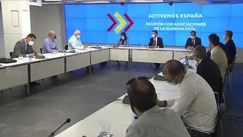 Pablo Casado les dice a las asociaciones de la Guardia Civil que sufren una "caza de brujas" Pablo Casado les dice a las asociaciones de la Guardia Civil que sufren una "caza de brujas"