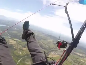 Dos parapentistas chocan en el aire Dos parapentistas chocan en el aire