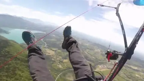 Dos parapentistas chocan en el aire Dos parapentistas chocan en el aire