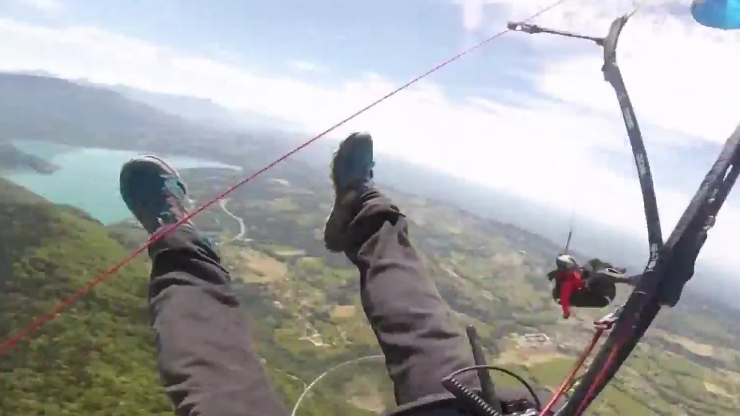 Dos parapentistas chocan en el aire Dos parapentistas chocan en el aire