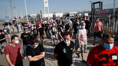Trabajadores de Nissan a las puertas de la planta de Barcelona Trabajadores de Nissan a las puertas de la planta de Barcelona