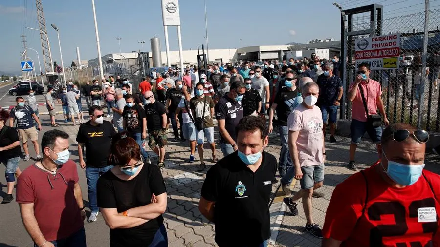 Trabajadores de Nissan a las puertas de la planta de Barcelona Trabajadores de Nissan a las puertas de la planta de Barcelona
