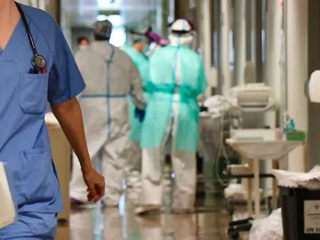 Sanitarios en un hospital de la Comunitat Valenciana. Sanitarios en un hospital de la Comunitat Valenciana.