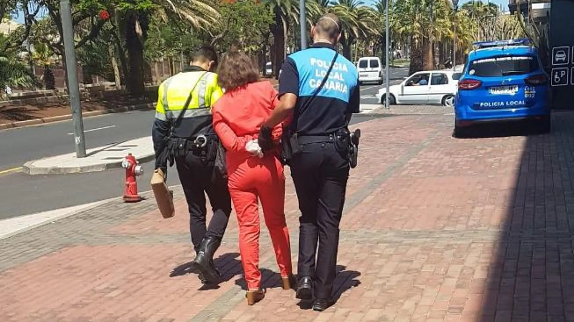 Mujer de 78 años detenida en Canarias por negarse a usar mascarilla en un centro comercial Mujer de 78 años detenida en Canarias por negarse a usar mascarilla en un centro comercial