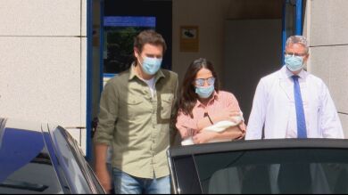 Malú y Albert Rivera presentan a su hija Lucía al salir del hospital