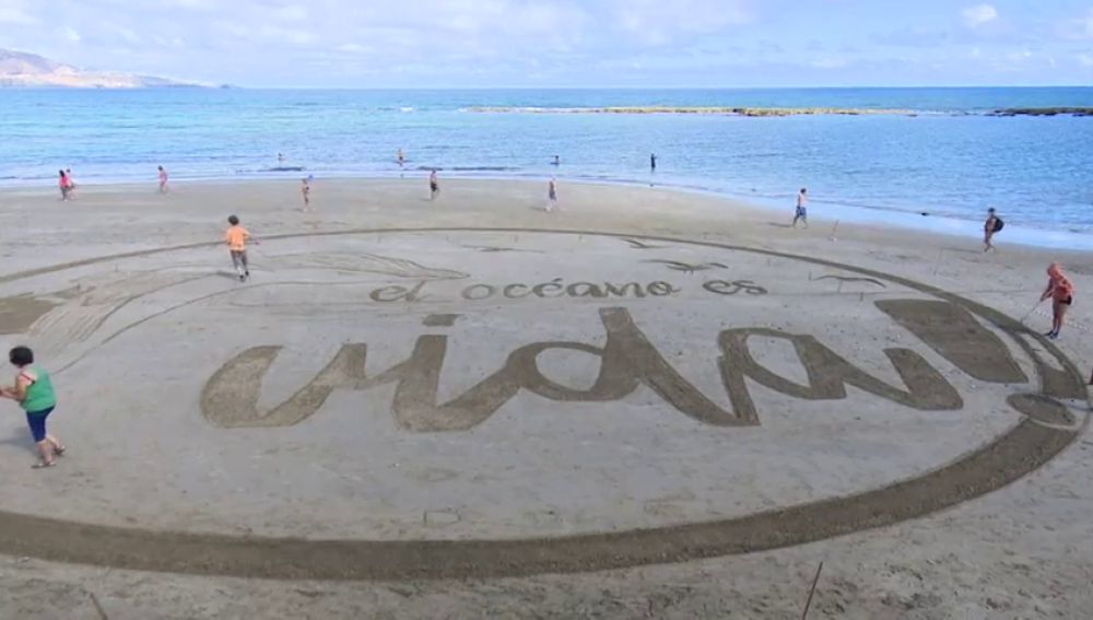 Un enorme lienzo de arena para reinvindicar la vida en el Día de los Océanos
