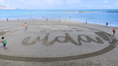 Un enorme lienzo de arena para reinvindicar la vida en el Día de los Océanos Un enorme lienzo de arena para reinvindicar la vida en el Día de los Océanos