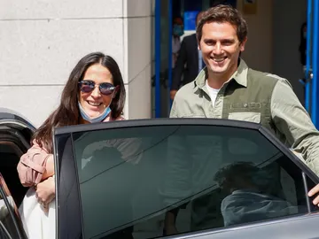 Malú y Albert Rivera regresan a casa tras ser papás  Malú y Albert Rivera regresan a casa tras ser papás