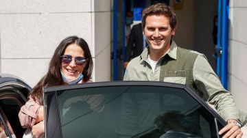 Malú y Albert Rivera regresan a casa tras ser papás Malú y Albert Rivera regresan a casa tras ser papás