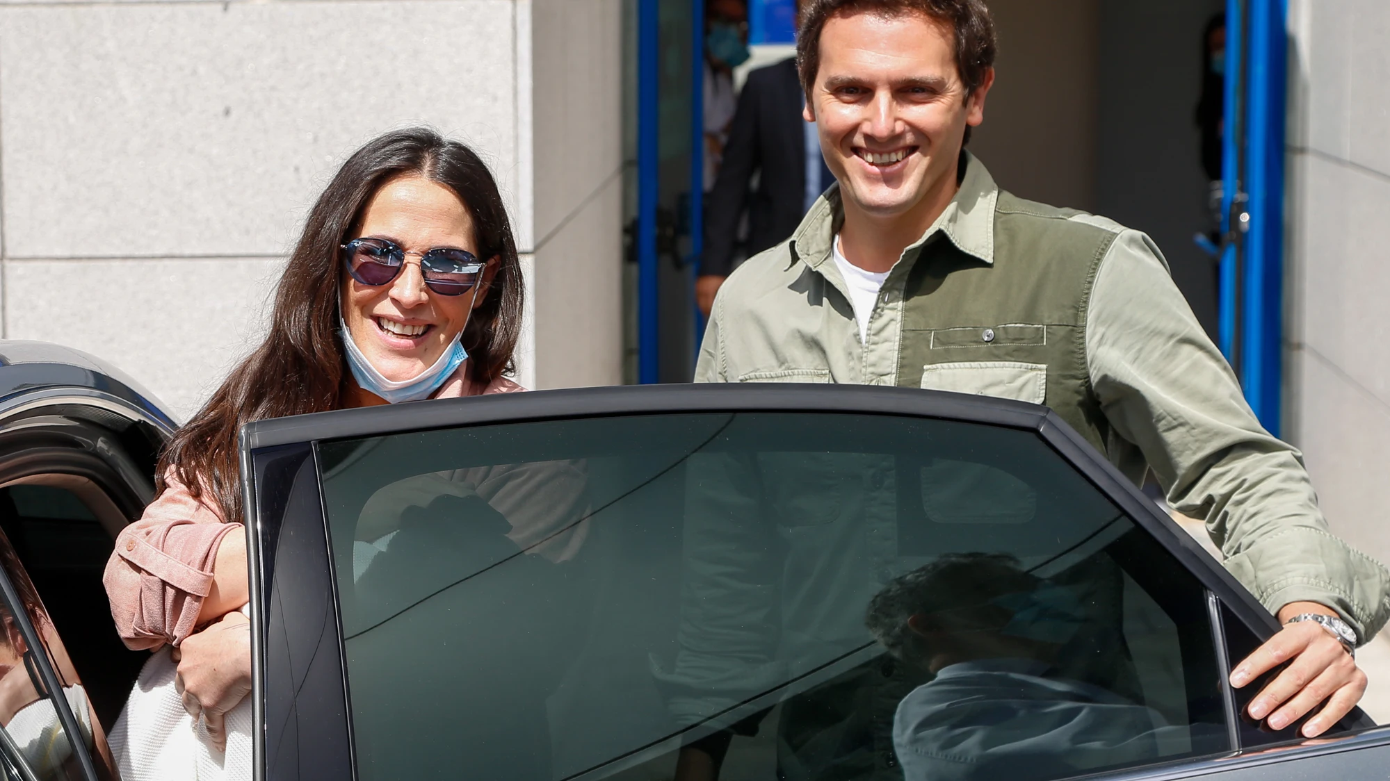 Malú y Albert Rivera regresan a casa tras ser papás Malú y Albert Rivera regresan a casa tras ser papás