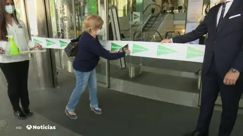 Una clienta inaugura un Corte Inglés de Madrid Una clienta inaugura un Corte Inglés de Madrid