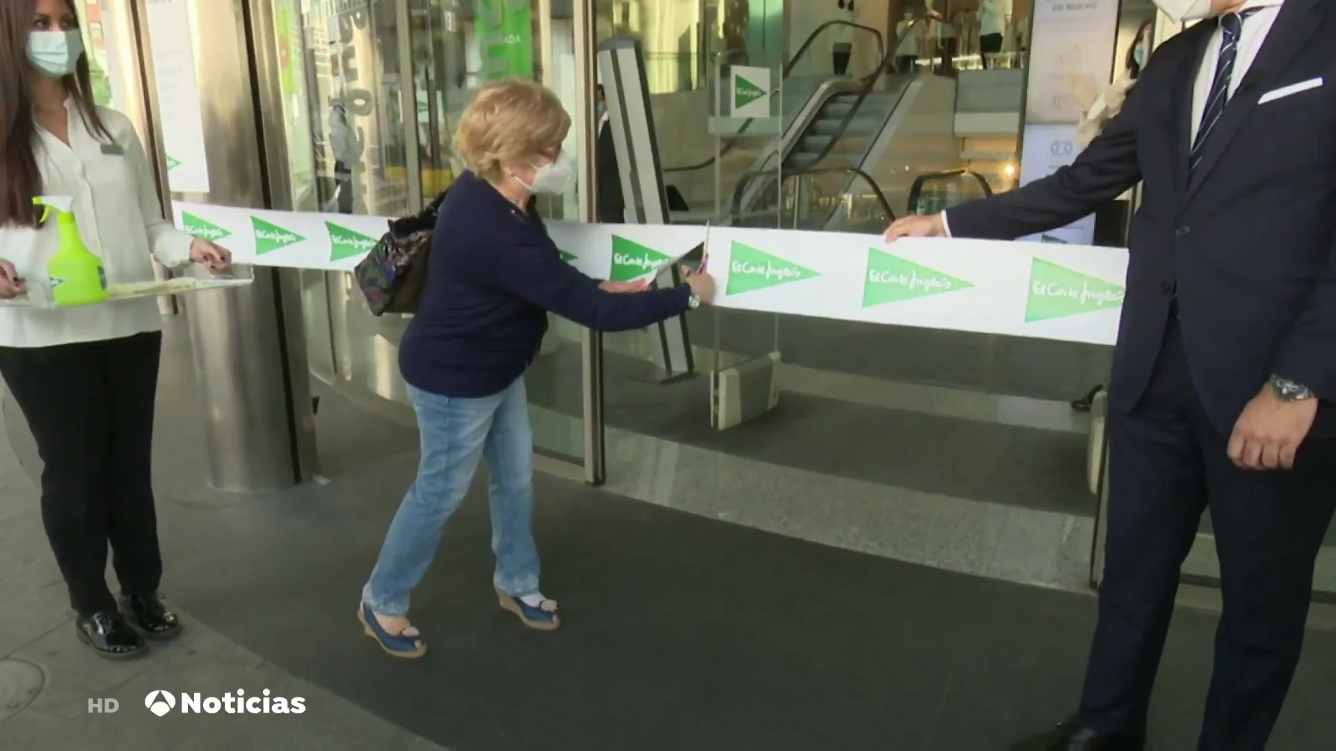 Una clienta inaugura un Corte Inglés de Madrid Una clienta inaugura un Corte Inglés de Madrid