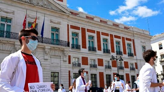 Vista de la concentraci&oacute;n convocada por la organizaci&oacute;n M&eacute;dicos Unidos por sus Derechos ante la sede del gobierno regional de Madrid