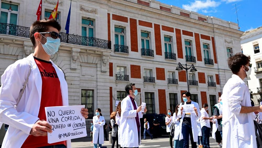 Vista de la concentración convocada por la organización Médicos Unidos por sus Derechos ante la sede del gobierno regional de Madrid