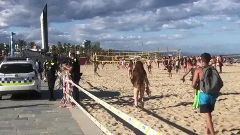 Barcelona impide temporalmente acceso a las playas de la Nova Icària y del Bogatell al saturarse de bañistas Barcelona impide temporalmente acceso a las playas de la Nova Icària y del Bogatell al saturarse de bañistas