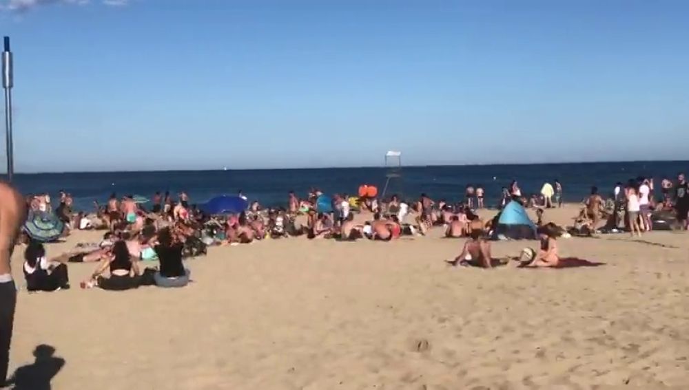 Barcelona impide temporalmente acceso a las playas de la Nova Icària y del Bogatell al saturarse de bañistas