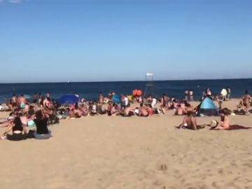 Barcelona impide temporalmente acceso a las playas de la Nova Icària y del Bogatell al saturarse de bañistas