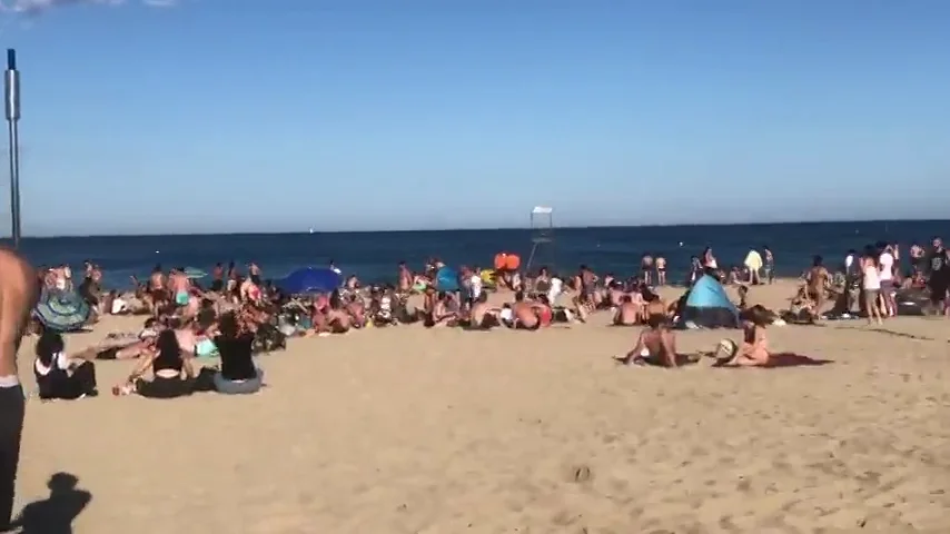 Barcelona impide temporalmente acceso a las playas de la Nova Icària y del Bogatell al saturarse de bañistas Barcelona impide temporalmente acceso a las playas de la Nova Icària y del Bogatell al saturarse de bañistas