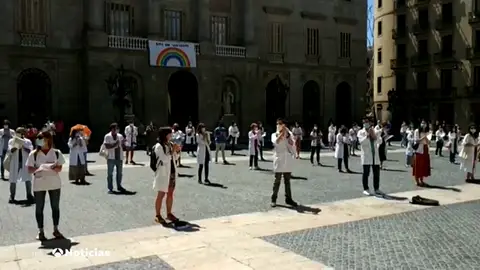 Los sanitarios se manifiestan por toda España para reclamar mejoras en su condiciones laborales Los sanitarios se manifiestan por toda España para reclamar mejoras en su condiciones laborales