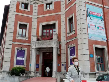 Una mujer sale del Hospital de Basurto, en Bilbao Una mujer sale del Hospital de Basurto, en Bilbao