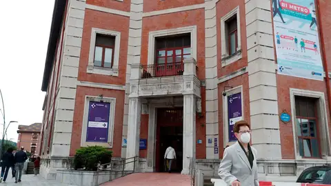 Una mujer sale del Hospital de Basurto, en Bilbao Una mujer sale del Hospital de Basurto, en Bilbao