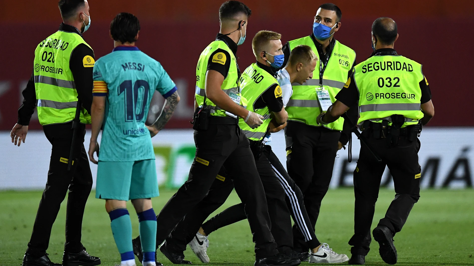 Un espontáneo invade el campo durante el Mallorca - Barcelona Un espontáneo invade el campo durante el Mallorca - Barcelona