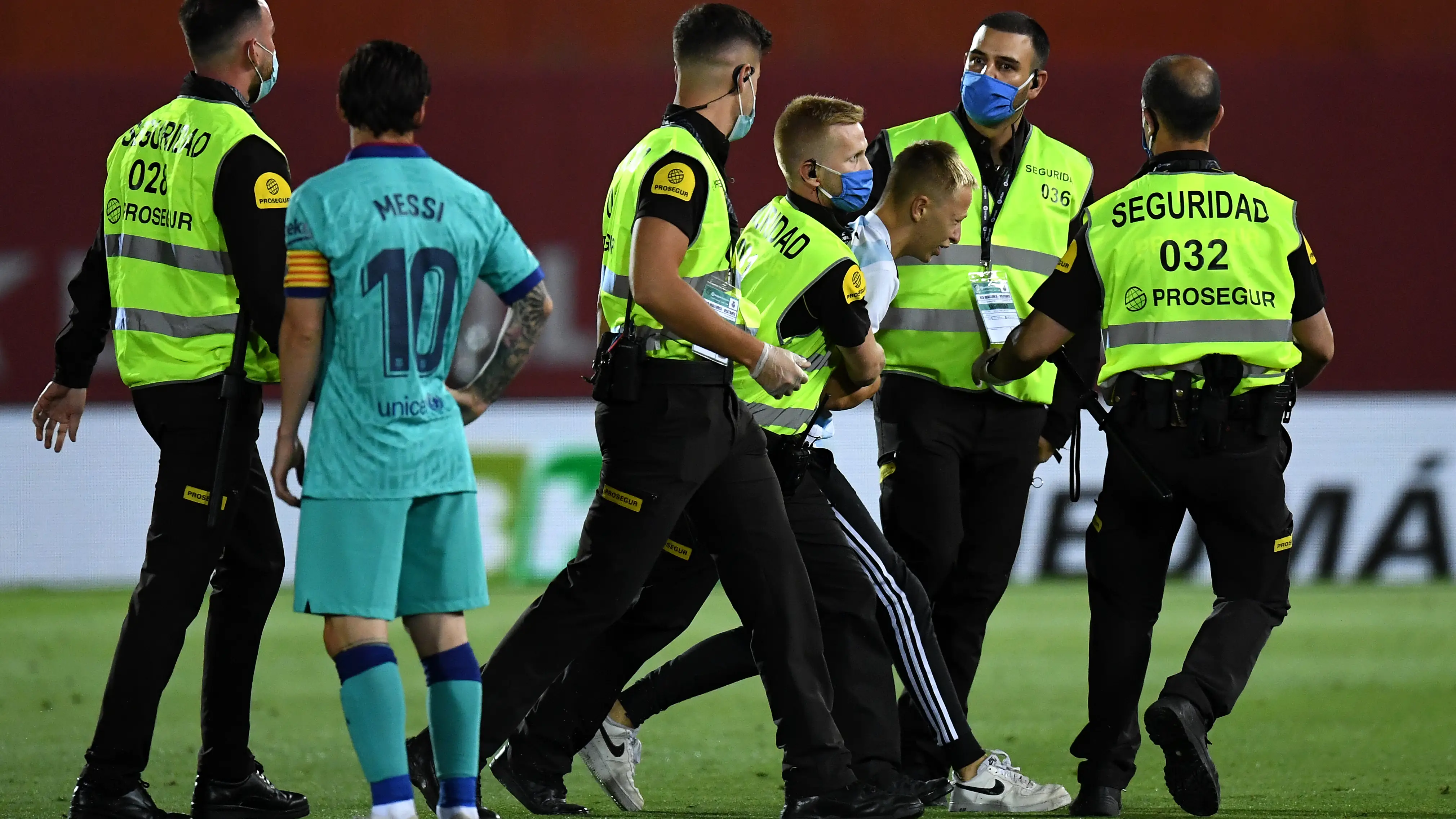 Un espont&aacute;neo invade el campo durante el Mallorca - Barcelona