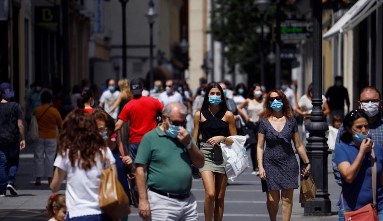 Gente protegida con mascarilla pasea por las calles del centro de Córdoba