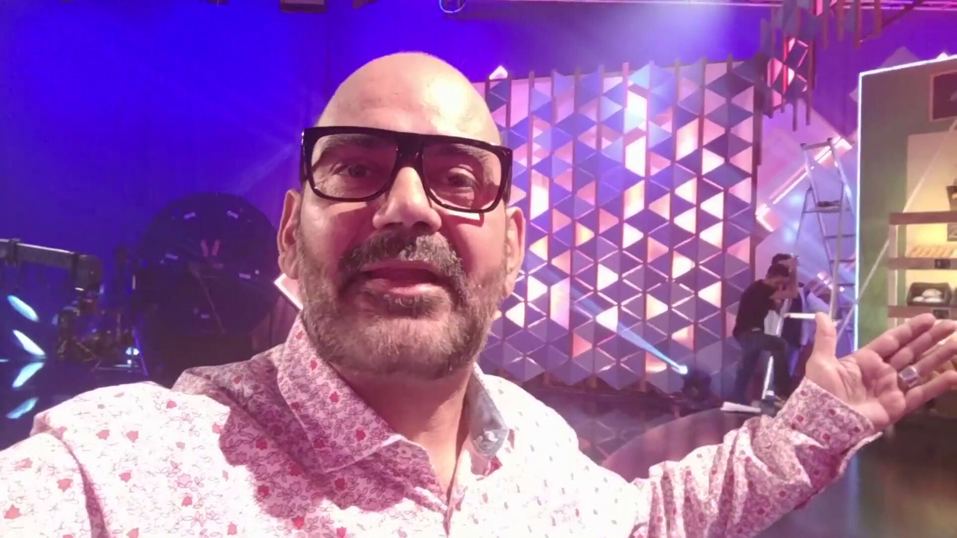 Jos&eacute; Corbacho se cuela tras las c&aacute;maras para mostrar todos los detalles del plat&oacute; de 'Improvisando'