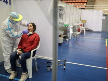Una mujer se somete a un test de detección del coronavirus en Barcelona