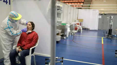 Una mujer se somete a un test de detección del coronavirus en Barcelona Una mujer se somete a un test de detección del coronavirus en Barcelona