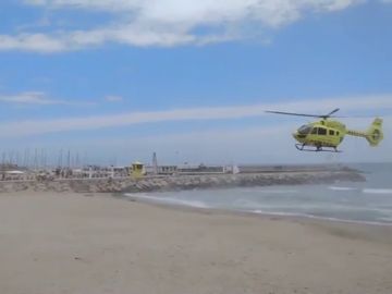 Evacúan en helicóptero a una niña de 12 años ahogada tras ser arrastrada por la corriente en una playa de Sitges