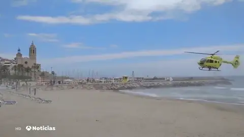 Evacúan en helicóptero a una niña de 12 años ahogada tras ser arrastrada por la corriente en una playa de Sitges Evacúan en helicóptero a una niña de 12 años ahogada tras ser arrastrada por la corriente en una playa de Sitges