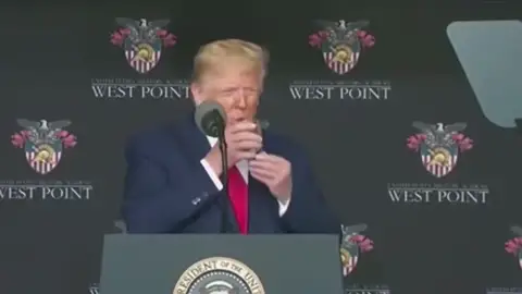 La dificultad de Donald Trump para sujetar un vaso de agua y caminar disparan los rumores sobre su estado de salud La dificultad de Donald Trump para sujetar un vaso de agua y caminar disparan los rumores sobre su estado de salud