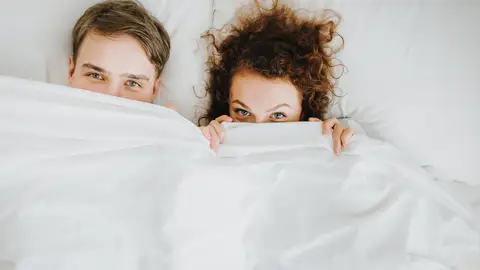 Pareja en la cama Pareja en la cama
