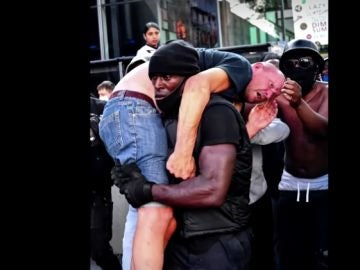 El hombre negro que salvó a un ultraderechista en una manifestación en Londres