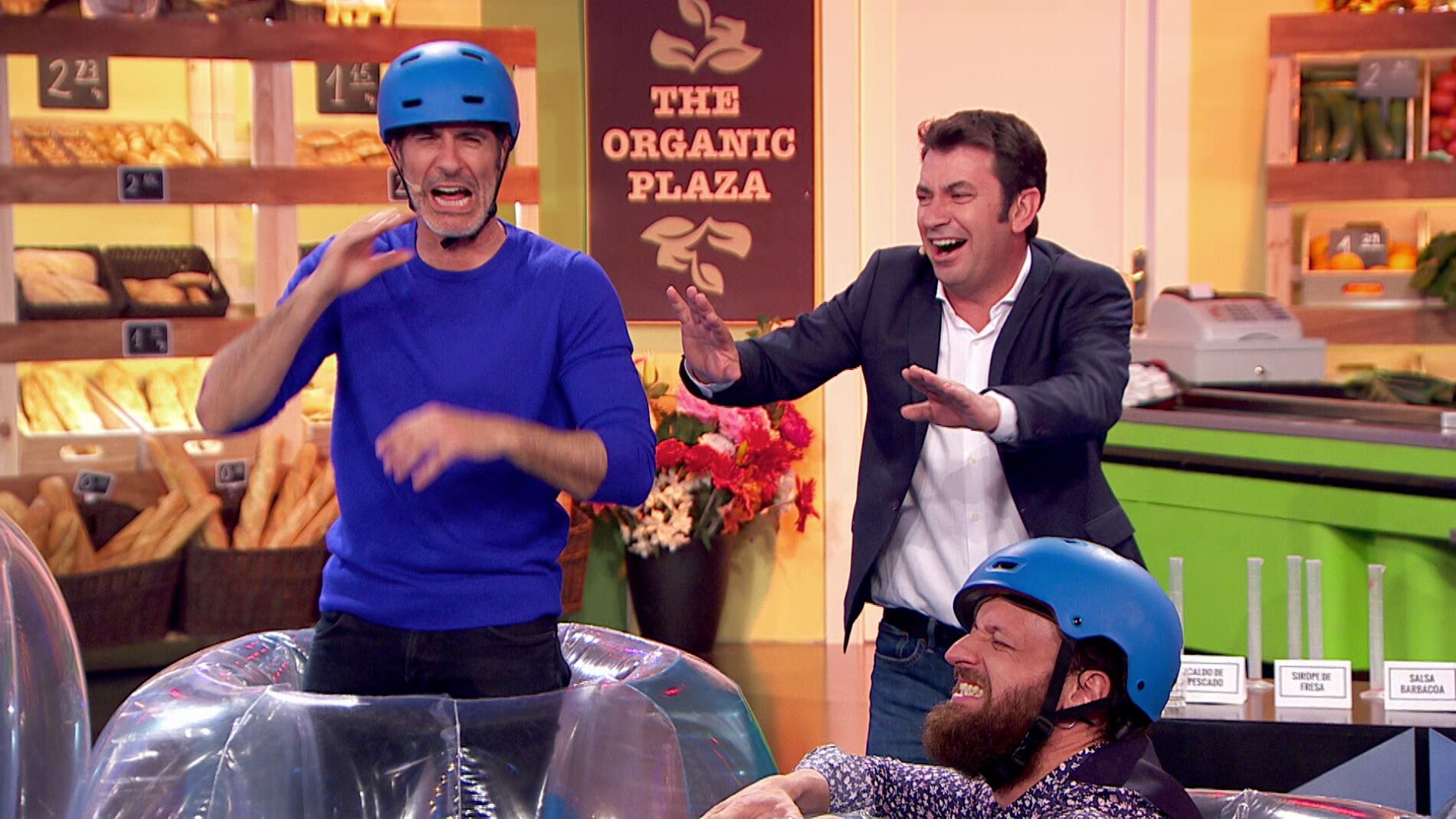 Empiezan jugando en pelotas y acaban con una ronda de chupitos